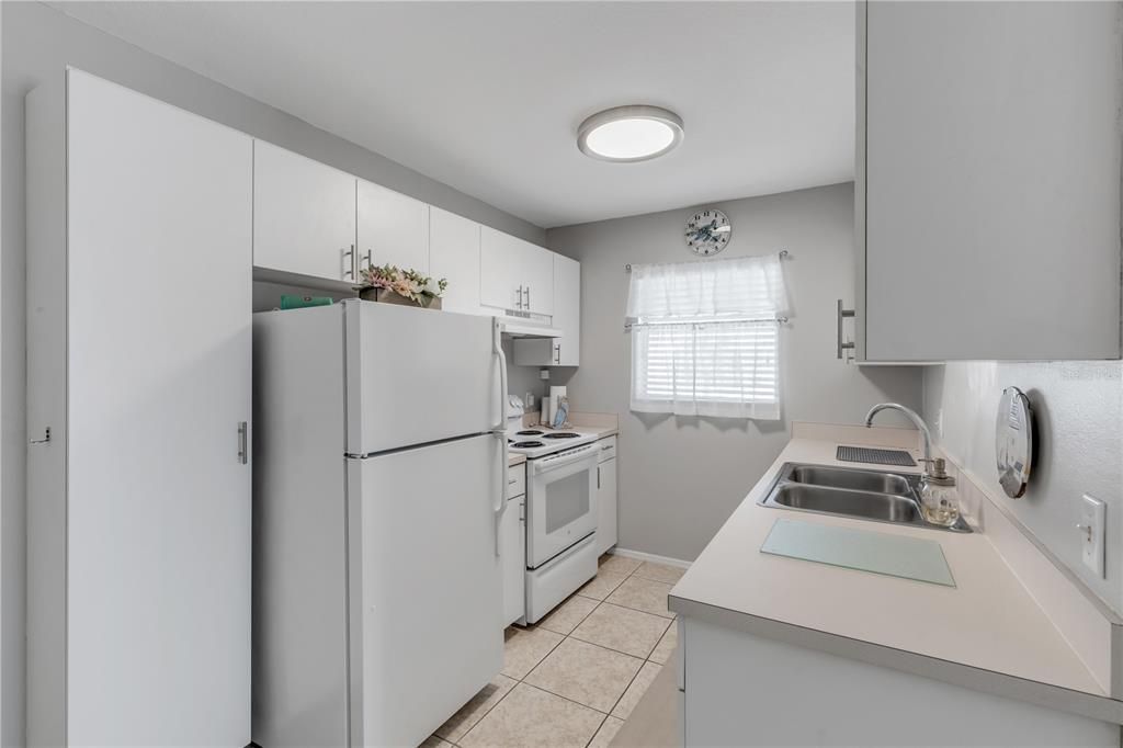 For Sale: $329,995 (2 beds, 2 baths, 906 Square Feet)