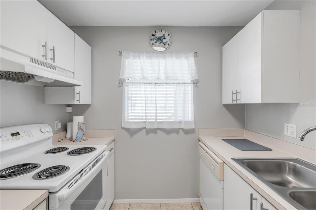 For Sale: $329,995 (2 beds, 2 baths, 906 Square Feet)