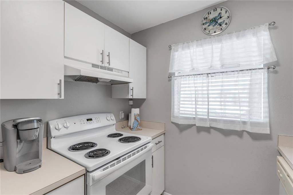 For Sale: $329,995 (2 beds, 2 baths, 906 Square Feet)