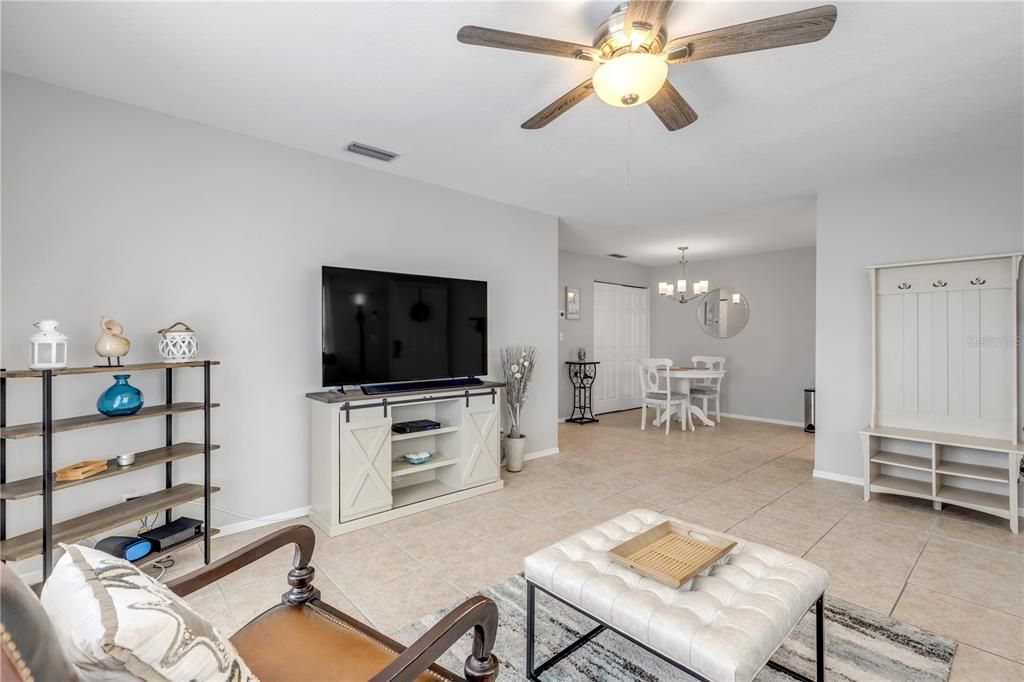 For Sale: $329,995 (2 beds, 2 baths, 906 Square Feet)