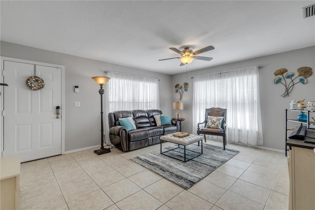 For Sale: $329,995 (2 beds, 2 baths, 906 Square Feet)