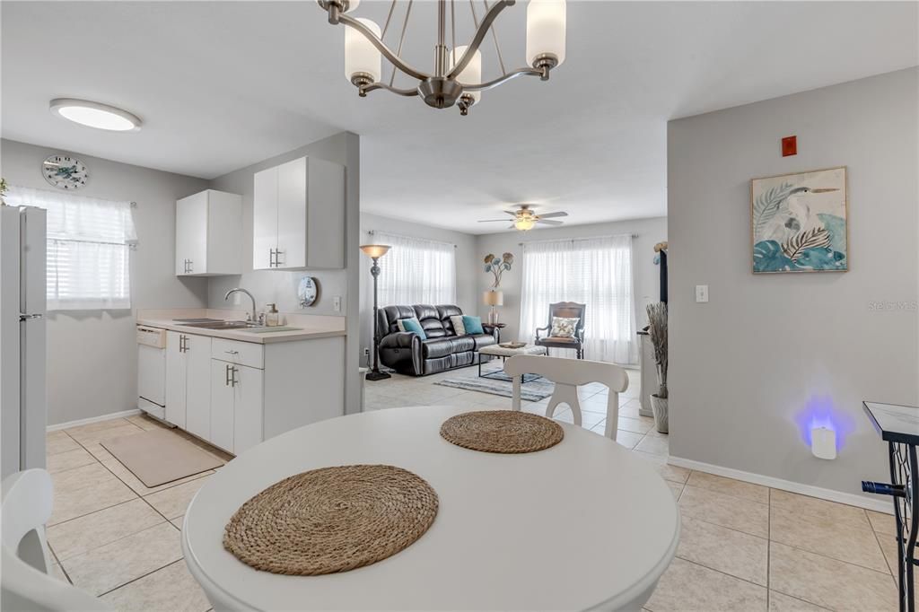 For Sale: $329,995 (2 beds, 2 baths, 906 Square Feet)