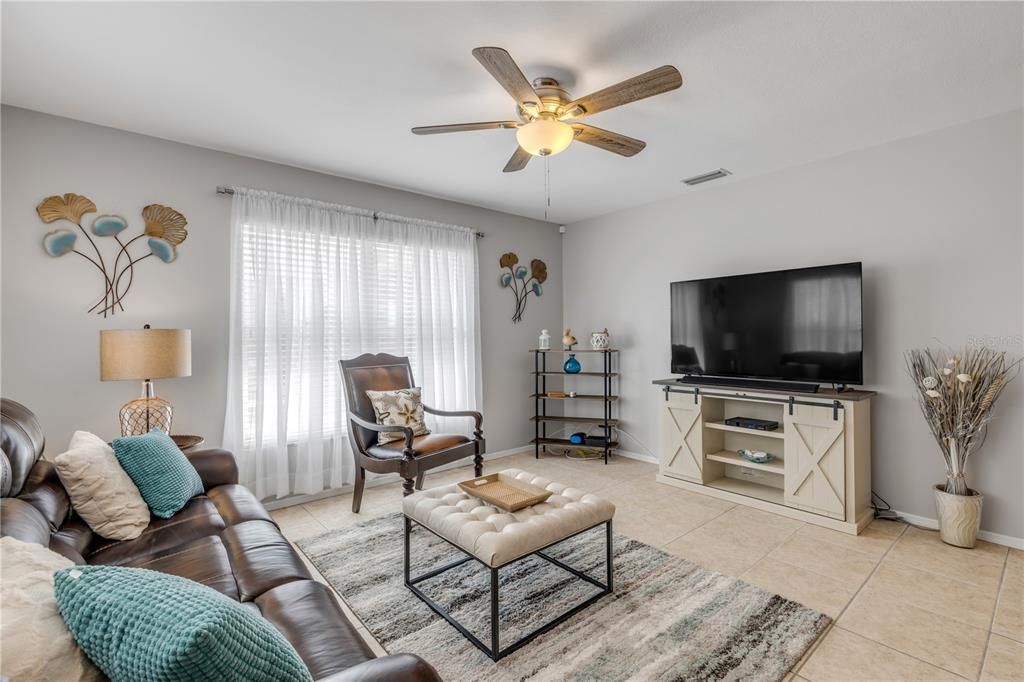 For Sale: $329,995 (2 beds, 2 baths, 906 Square Feet)