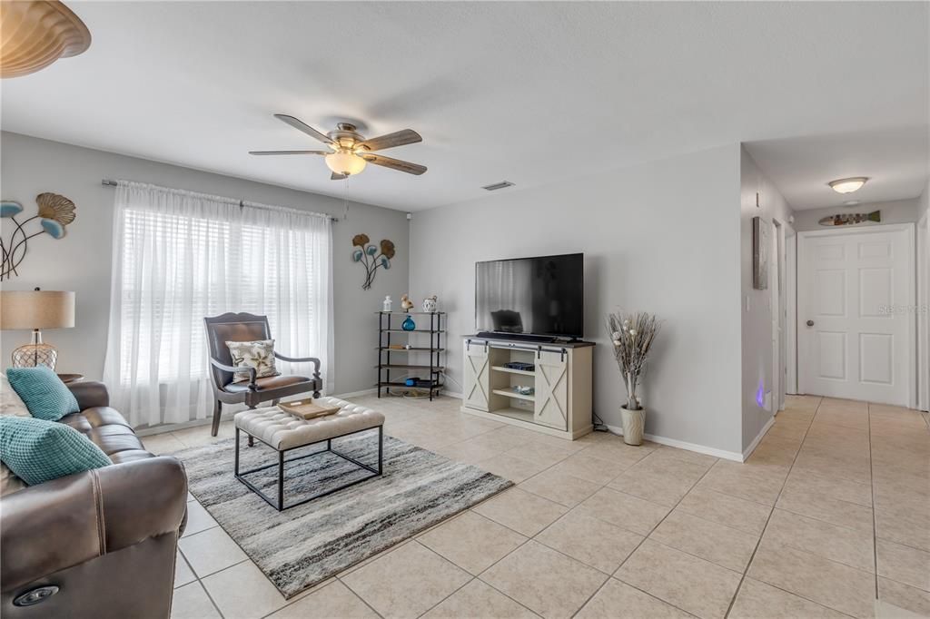 For Sale: $329,995 (2 beds, 2 baths, 906 Square Feet)