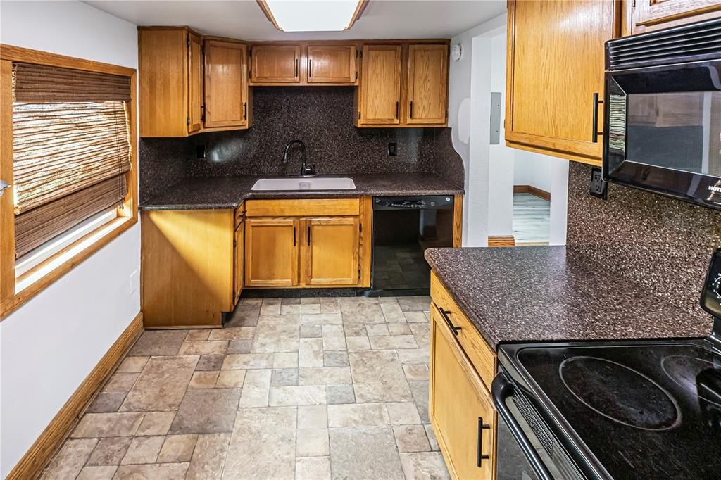 For Sale: $275,000 (2 beds, 1 baths, 929 Square Feet)