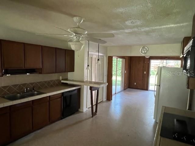 For Rent: $1,700 (3 beds, 2 baths, 1650 Square Feet)