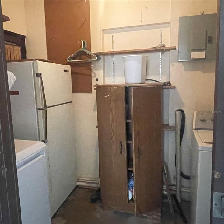 HUGE LAUNDRY ROOM