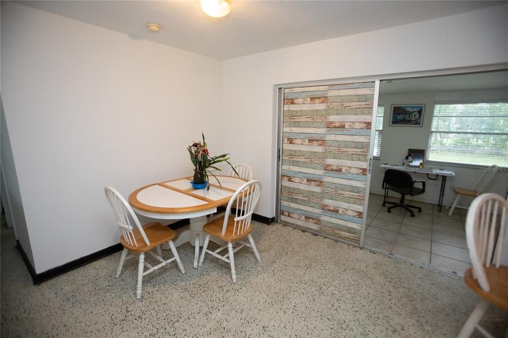 For Sale: $185,000 (2 beds, 1 baths, 1000 Square Feet)