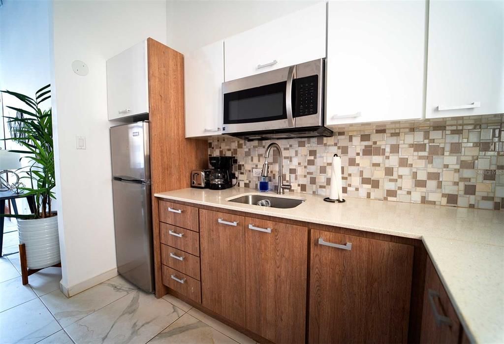 For Sale: $645,000 (1 beds, 1 baths, 929 Square Feet)