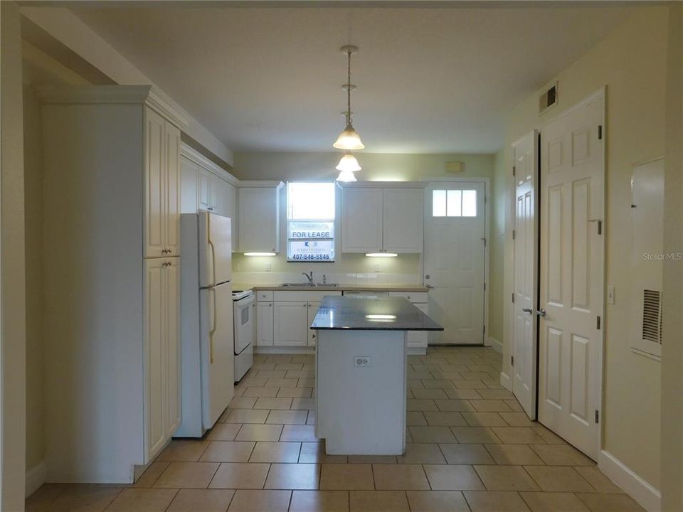 For Rent: $1,850 (3 beds, 2 baths, 1370 Square Feet)