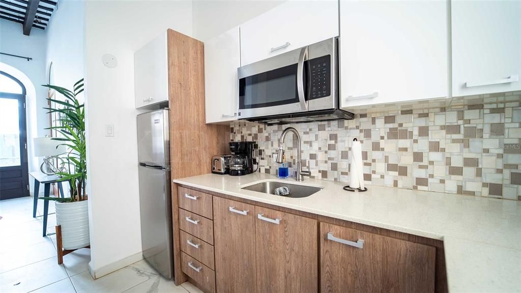 For Sale: $625,000 (1 beds, 1 baths, 823 Square Feet)