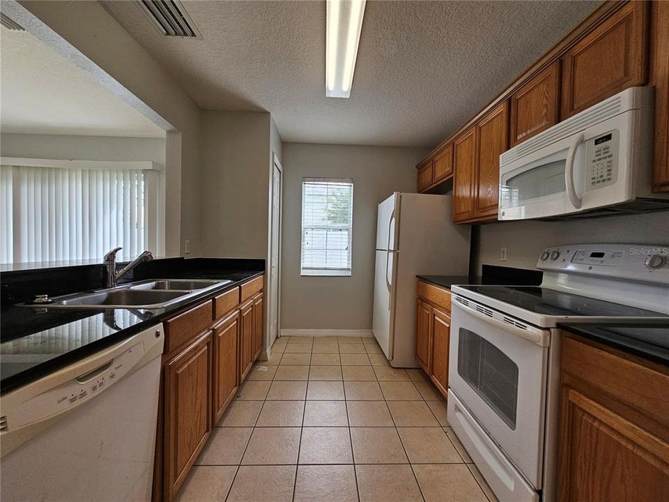 For Rent: $1,900 (3 beds, 2 baths, 1408 Square Feet)