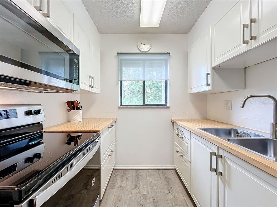 For Sale: $145,000 (1 beds, 1 baths, 666 Square Feet)