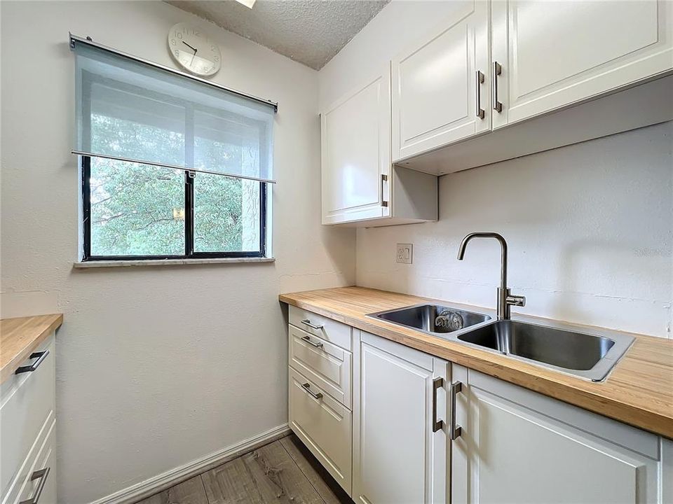 For Sale: $145,000 (1 beds, 1 baths, 666 Square Feet)