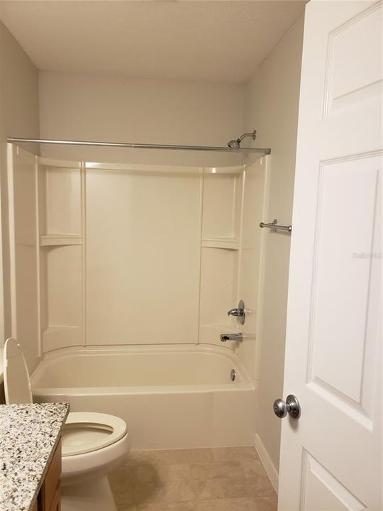 Guest bath w/tub/shower combo