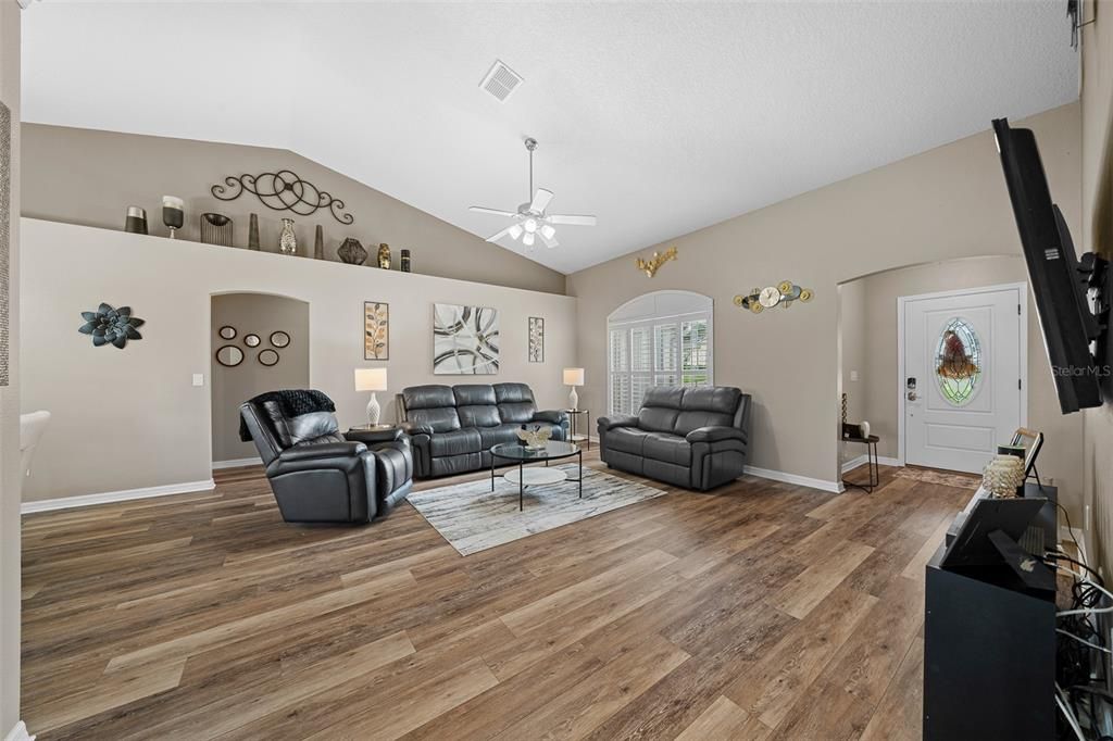 For Sale: $339,900 (3 beds, 2 baths, 1864 Square Feet)