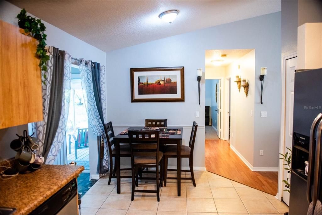 For Sale: $270,000 (2 beds, 2 baths, 1000 Square Feet)