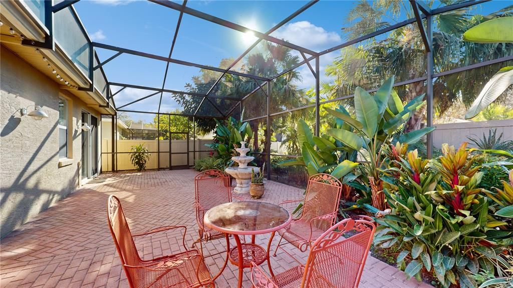 SPACIOUS SCREENED PORCH