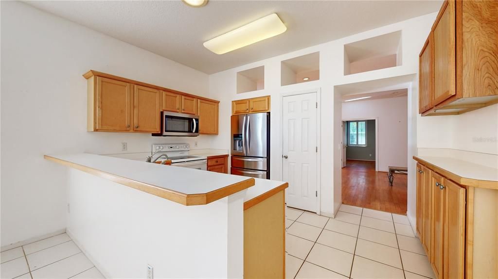 KITCHEN WITH BREAKFAST BAR