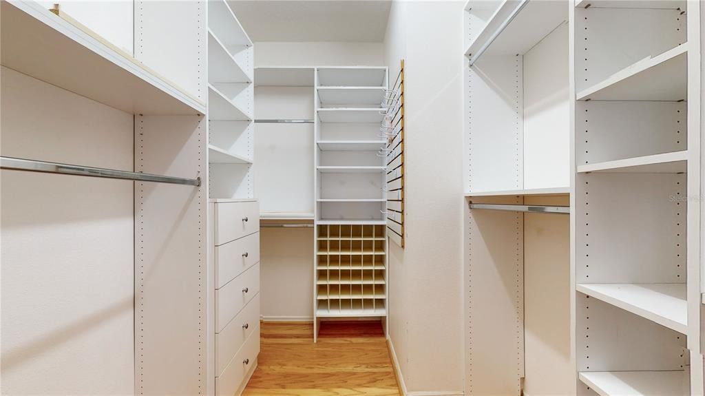 PRIMARY SUITE WITH WALK IN CLOSET