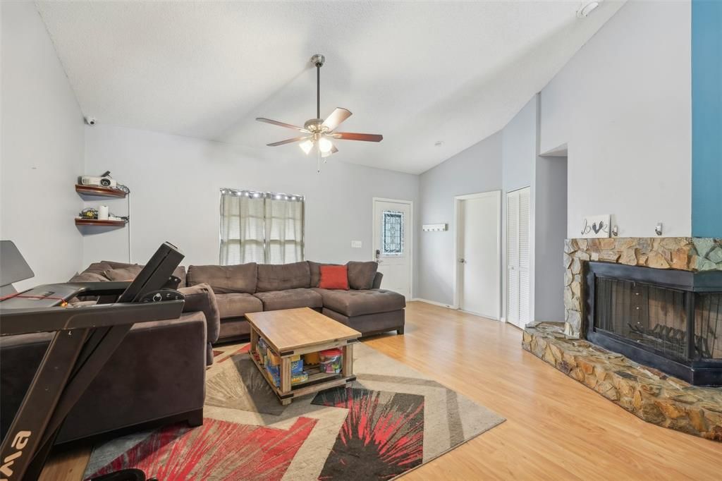 For Sale: $310,000 (3 beds, 2 baths, 1292 Square Feet)