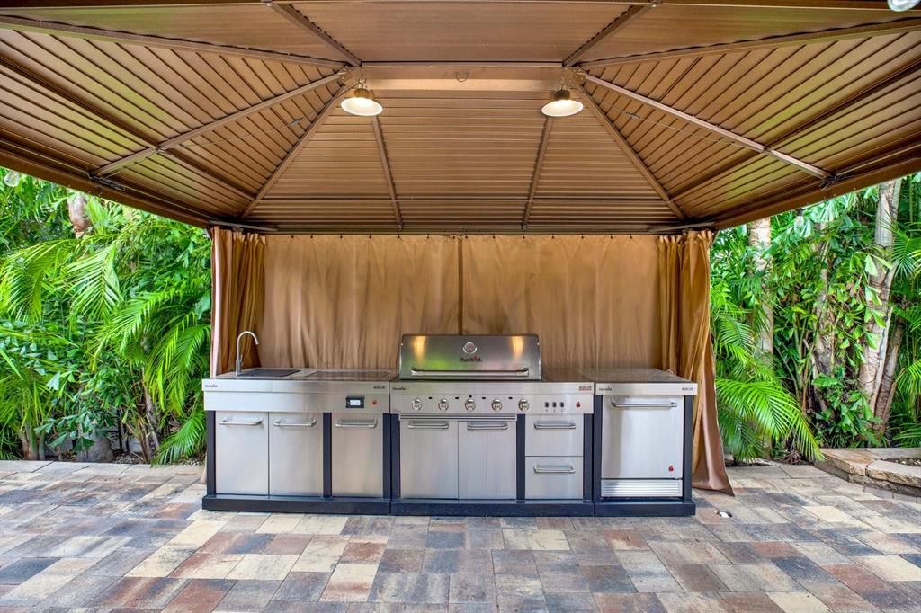 Outdoor kitchen included