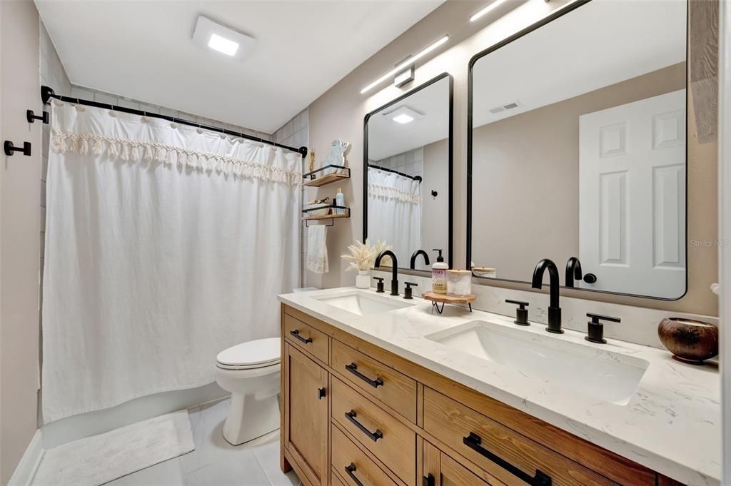 Main bath with dual sinks