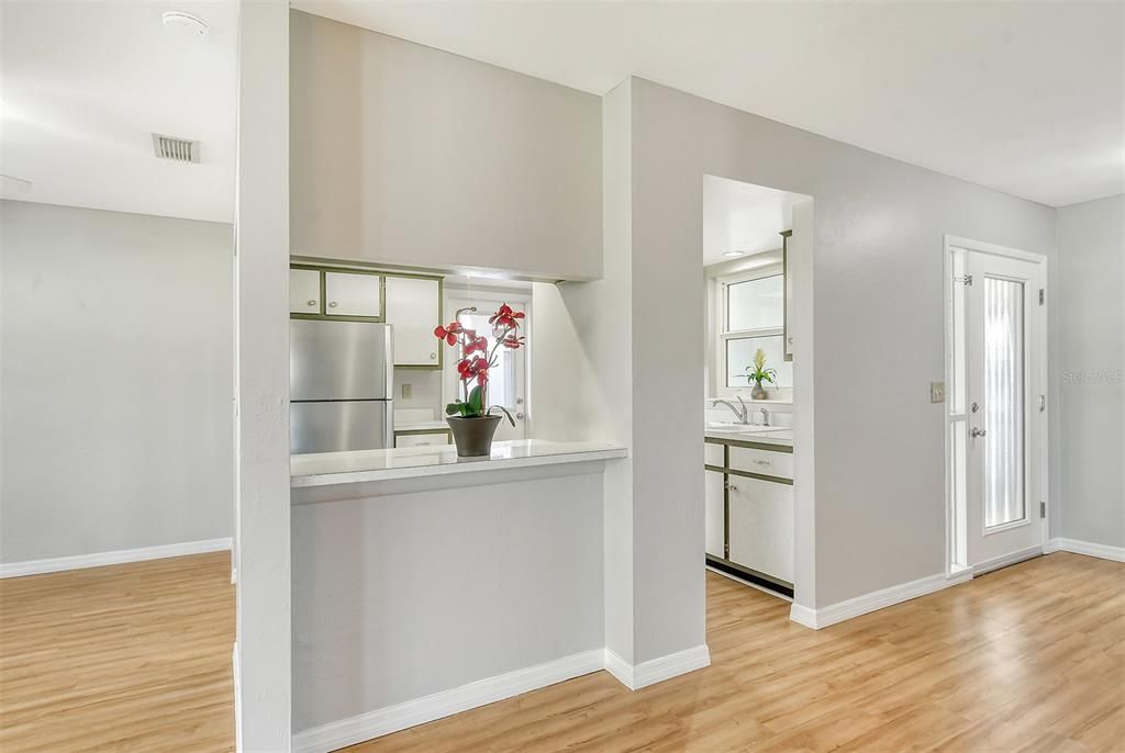 For Sale: $299,000 (2 beds, 2 baths, 1131 Square Feet)