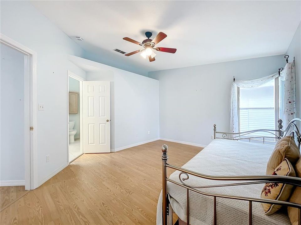 For Sale: $244,900 (2 beds, 2 baths, 1558 Square Feet)