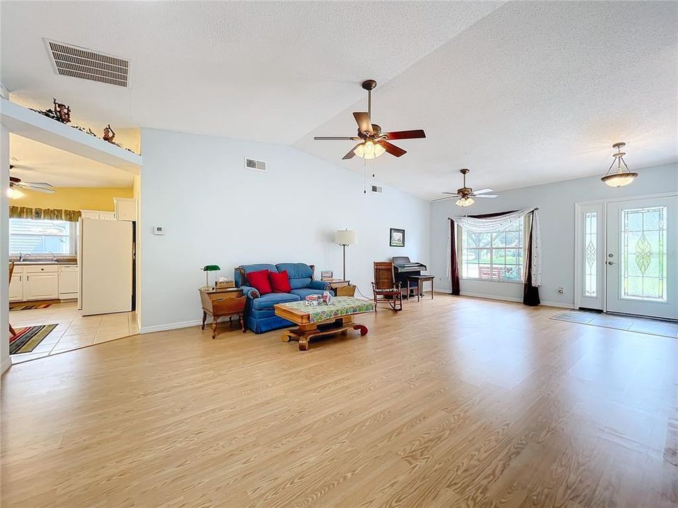 For Sale: $244,900 (2 beds, 2 baths, 1558 Square Feet)