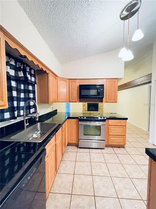 For Rent: $2,000 (3 beds, 2 baths, 1326 Square Feet)