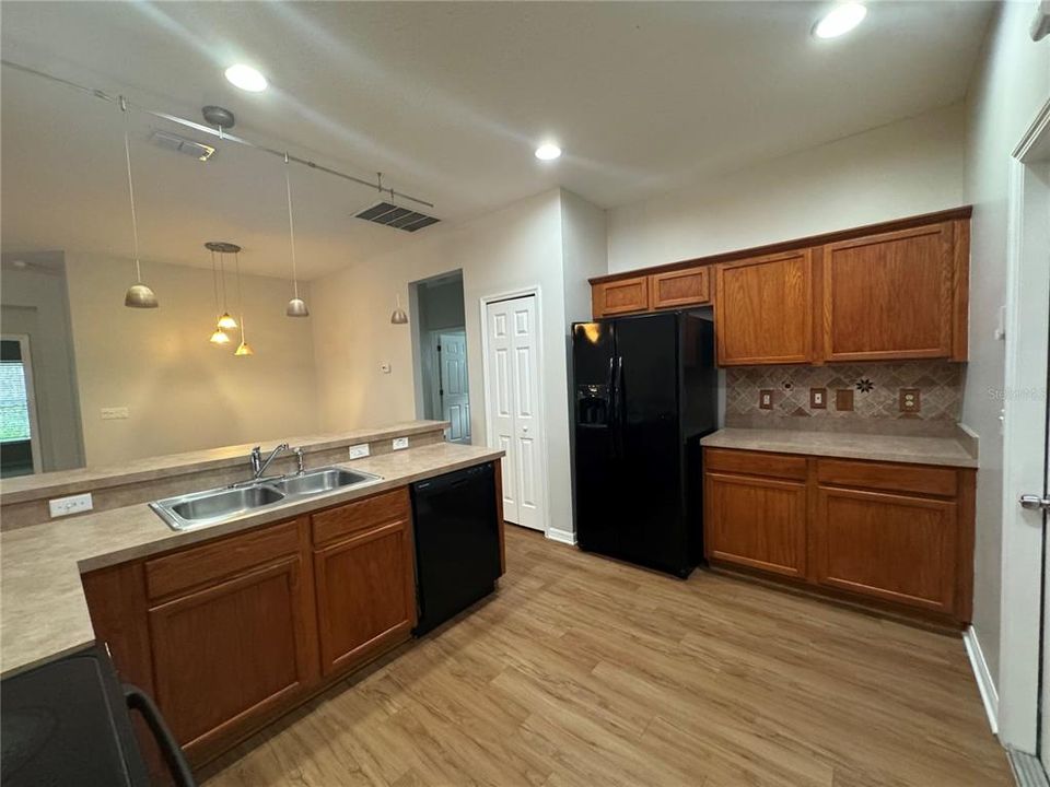 For Rent: $2,495 (3 beds, 2 baths, 1884 Square Feet)