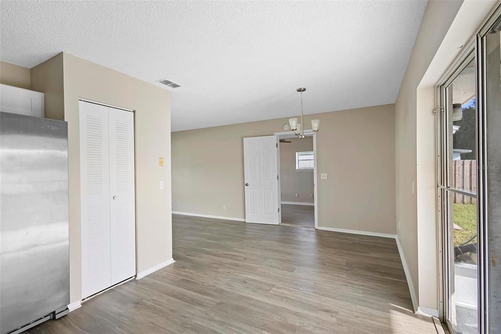 For Sale: $294,900 (3 beds, 2 baths, 1372 Square Feet)