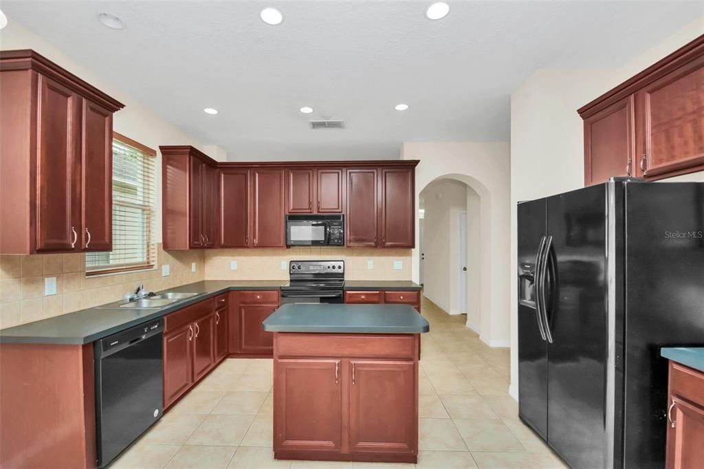 For Rent: $2,295 (4 beds, 2 baths, 2132 Square Feet)