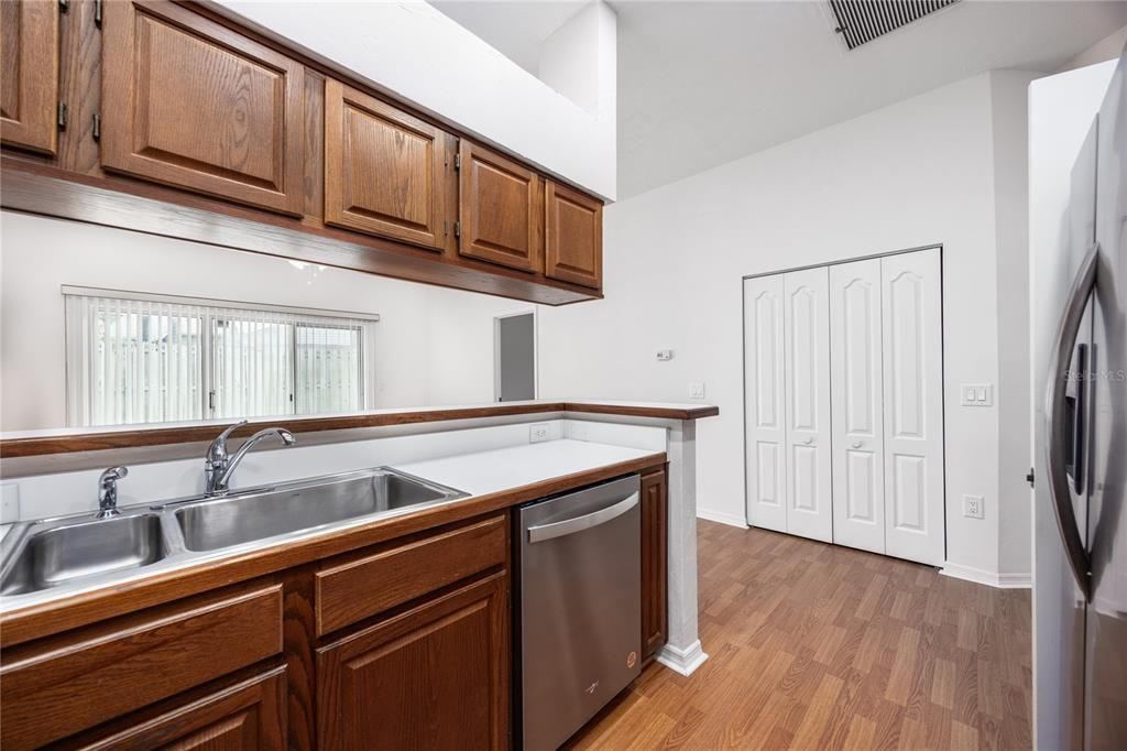 For Sale: $349,000 (2 beds, 2 baths, 1198 Square Feet)