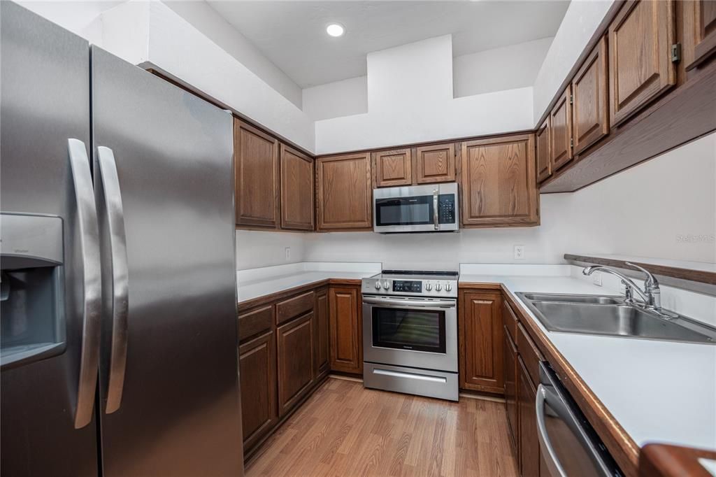 For Sale: $349,000 (2 beds, 2 baths, 1198 Square Feet)