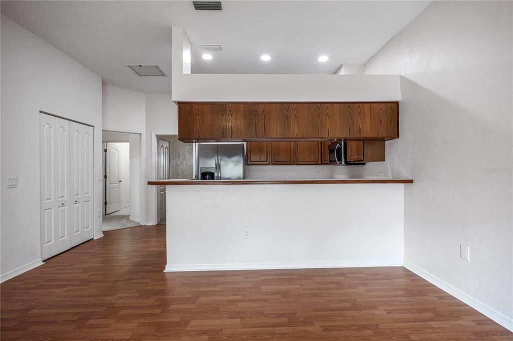 For Sale: $349,000 (2 beds, 2 baths, 1198 Square Feet)