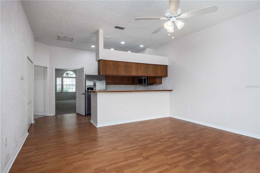 For Sale: $349,000 (2 beds, 2 baths, 1198 Square Feet)