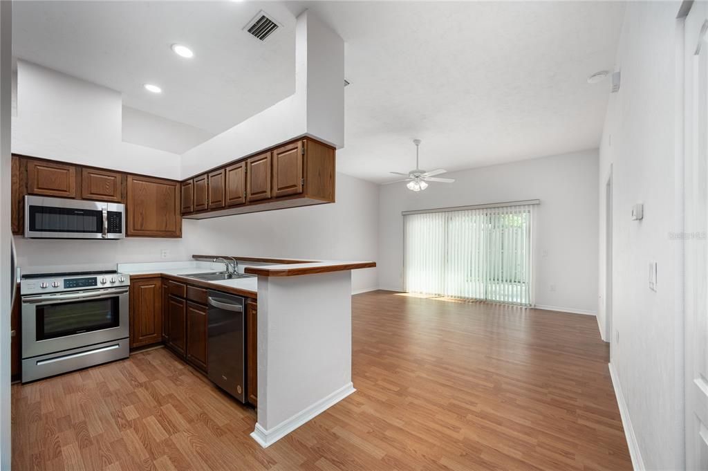 For Sale: $349,000 (2 beds, 2 baths, 1198 Square Feet)