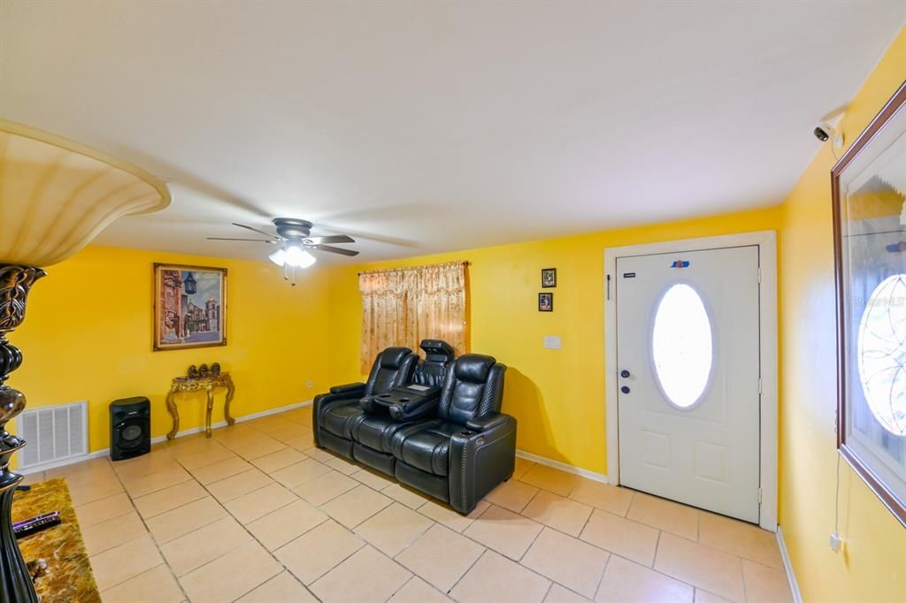 For Sale: $227,000 (2 beds, 1 baths, 976 Square Feet)