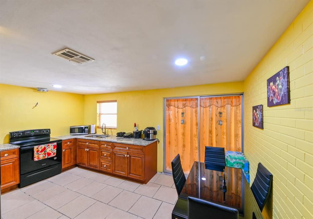 For Sale: $227,000 (2 beds, 1 baths, 976 Square Feet)