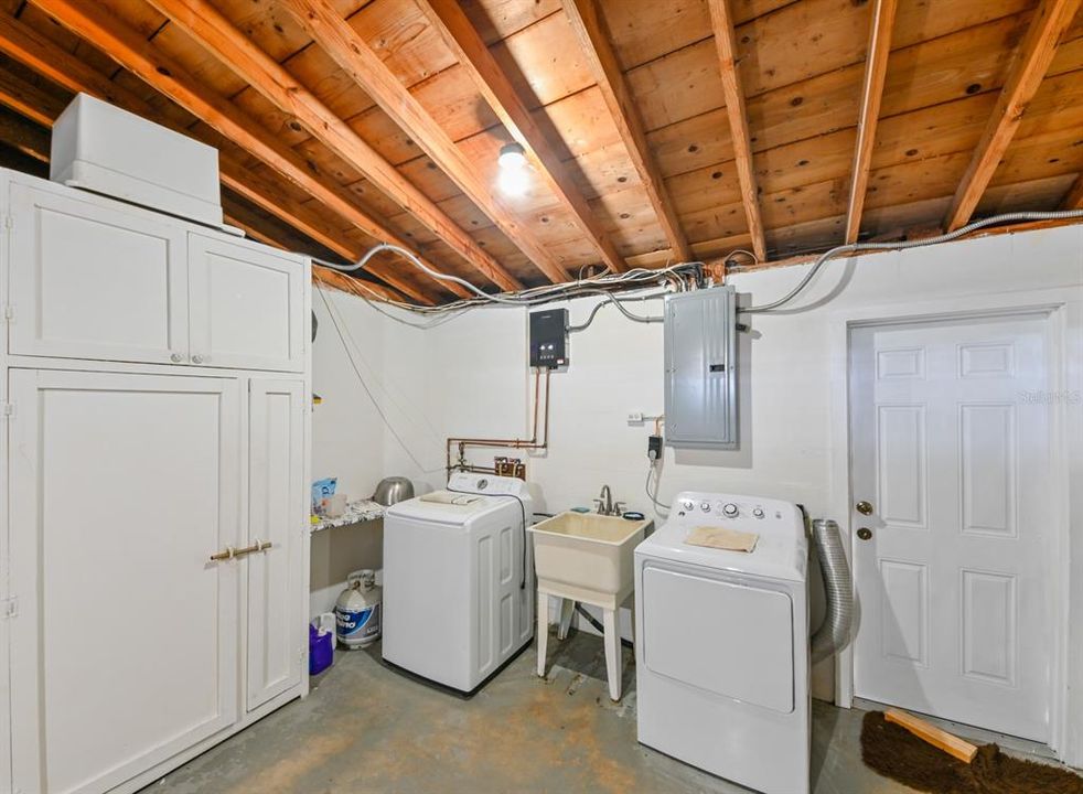 For Sale: $227,000 (2 beds, 1 baths, 976 Square Feet)