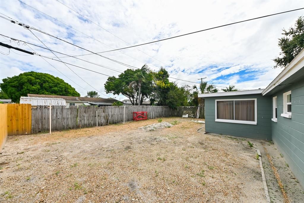 For Sale: $227,000 (2 beds, 1 baths, 976 Square Feet)