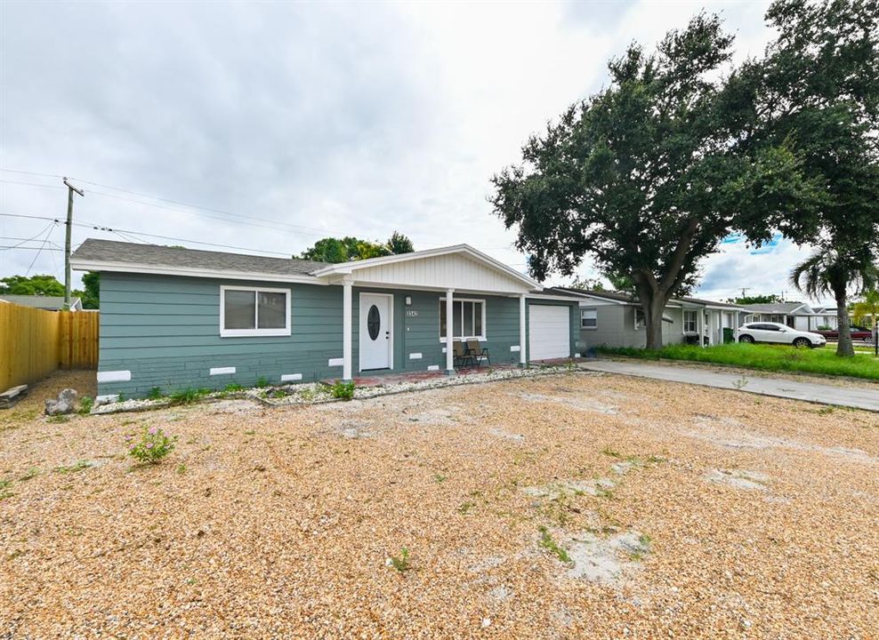 For Sale: $227,000 (2 beds, 1 baths, 976 Square Feet)