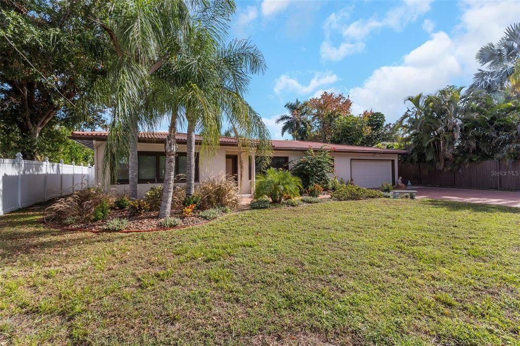 For Sale: $839,000 (3 beds, 2 baths, 2322 Square Feet)