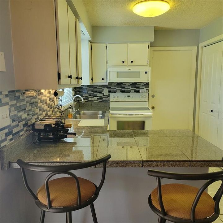 For Sale: $199,900 (2 beds, 1 baths, 864 Square Feet)