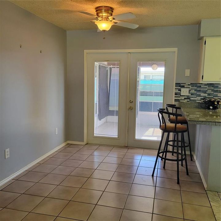 For Sale: $199,900 (2 beds, 1 baths, 864 Square Feet)