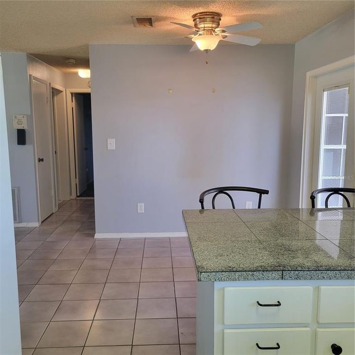 For Sale: $199,900 (2 beds, 1 baths, 864 Square Feet)