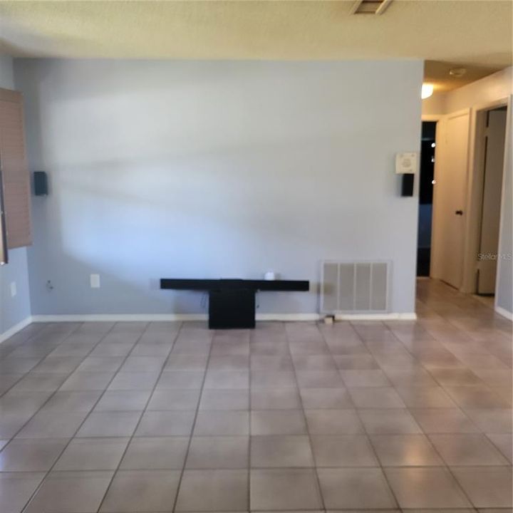 For Sale: $199,900 (2 beds, 1 baths, 864 Square Feet)