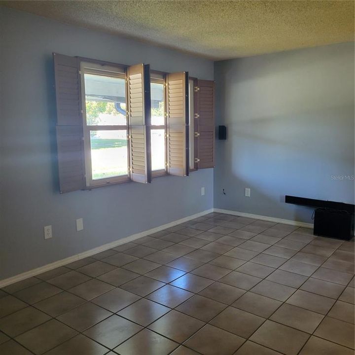 For Sale: $199,900 (2 beds, 1 baths, 864 Square Feet)